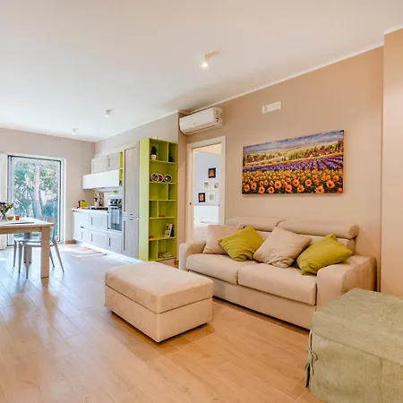 Guesthost - Casa Joyful * Bari